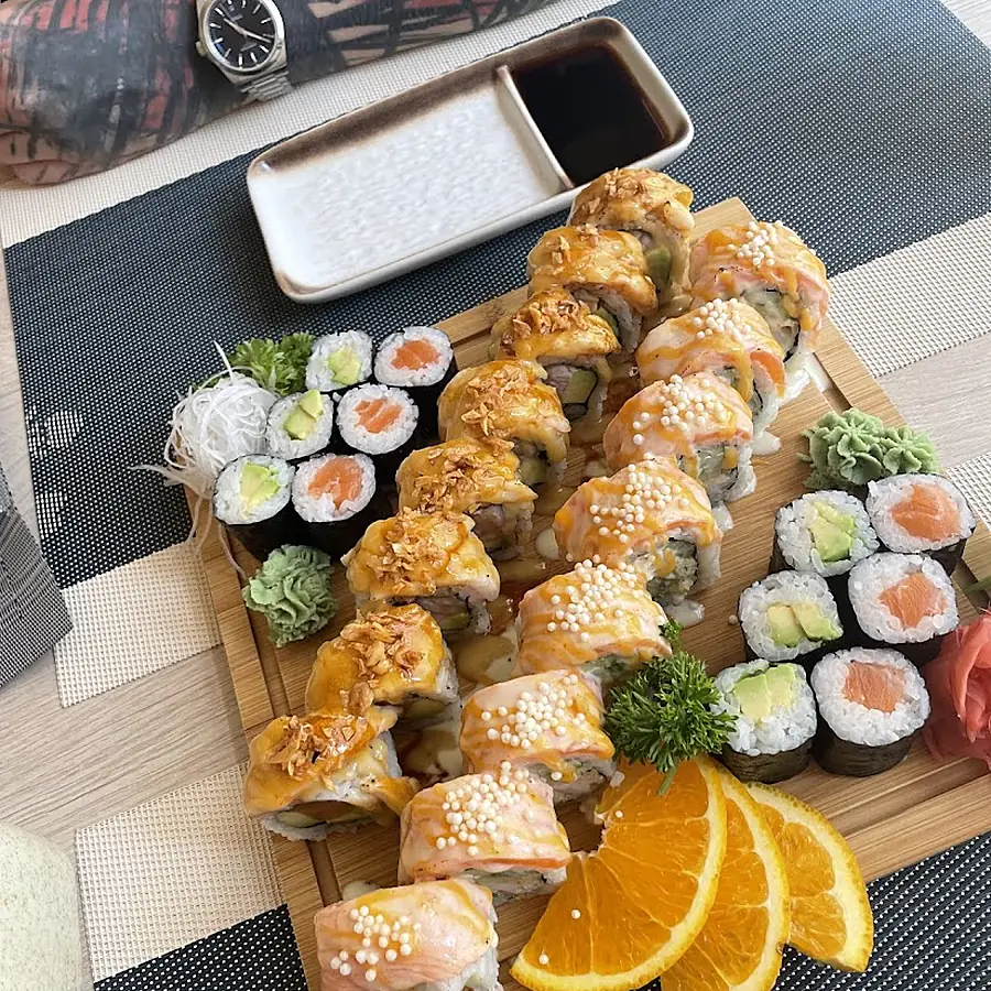Sushi platter v MAKO