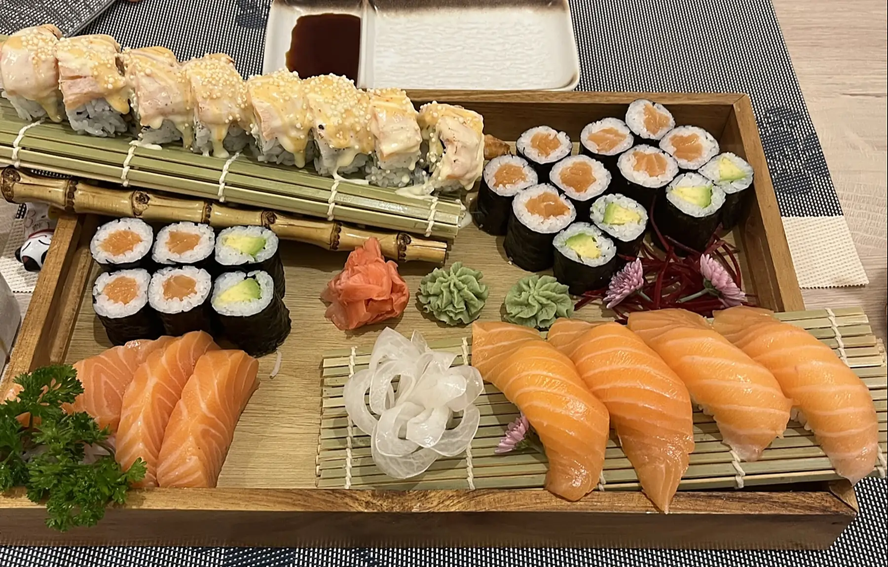 Sushi a sashimi mísa v MAKO Restaurant na Smíchově